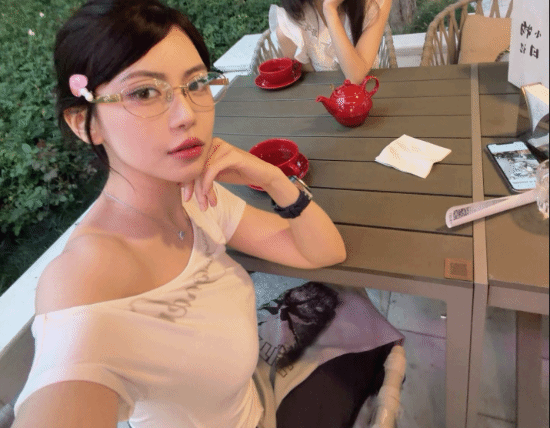 妆丑被喷？周淑怡直播回怼：不看就滚