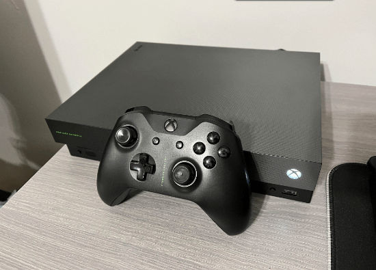玩家社区讨论Xbox One X主机外观设计，称其为现代主机设计标杆