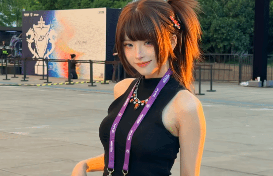 博主“一颗小兔娘”亮相《英雄联盟》15周年庆典 参加《金铲铲之战》表演赛