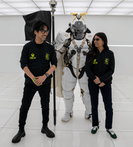 小岛秀夫晒Xbox CEO签名板合影，感谢阿莎·夏尔马留下签名