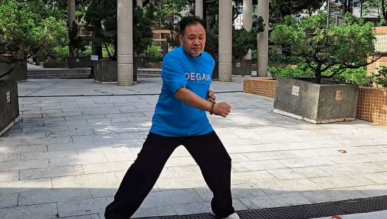 《叶问》罗莽宣传《影之刃零》联名手柄 这手柄很滑的