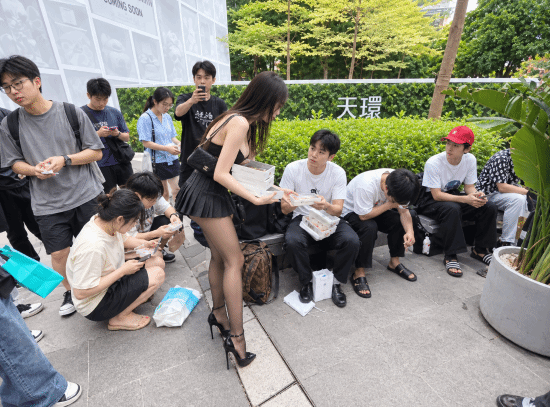iPhone 18 Pro系列国内首销：勃艮第酒红最抢手，黄牛最高加价700元
