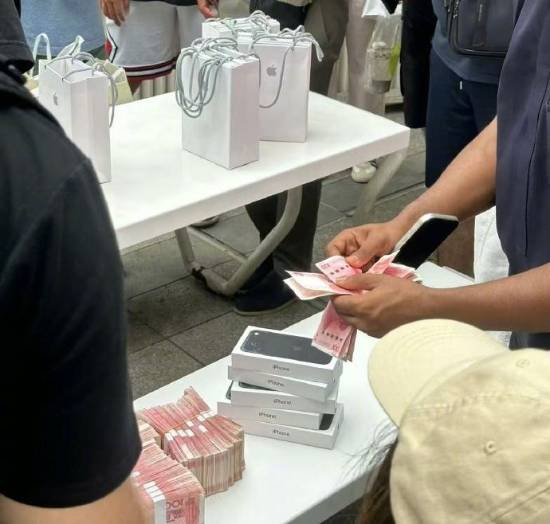 iPhone 18 Pro系列国内首销：勃艮第酒红最抢手，黄牛最高加价700元