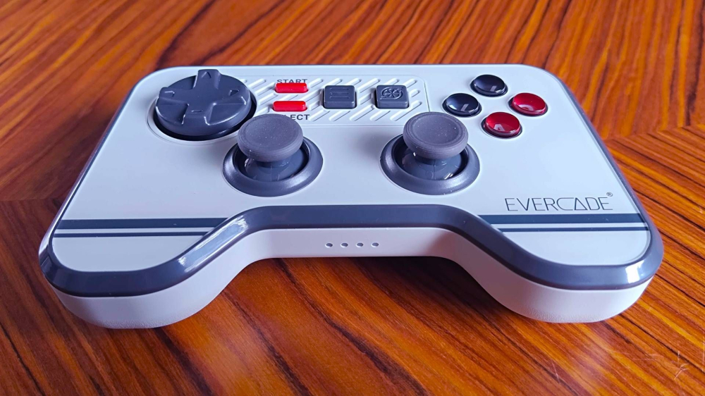 Evercade 推出双摇杆无线手柄，为复古主机引入早期 3D 游戏支持