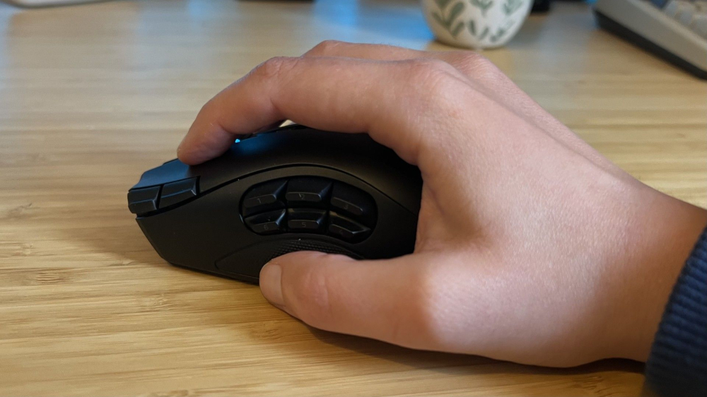 雷蛇 Naga V3 Pro 评测：全能鼠标在杂乱 Steam 库中表现出色，但类型化玩家需谨慎