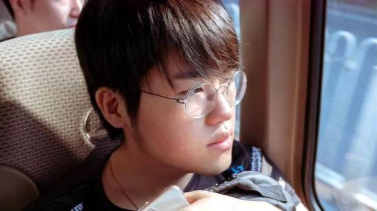 姿态直播发红包意外露出银行卡余额975万元，隔天上热搜