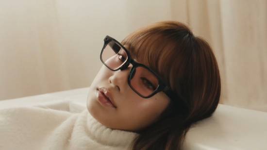 Lisa出镜Meta Glasses广告 展示实时翻译功能
