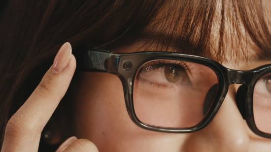 Lisa出镜Meta Glasses广告 展示实时翻译功能