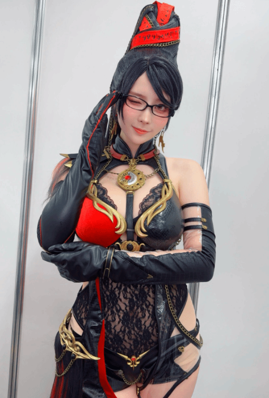 天川星夏发布《剑星》联动《猎天使魔女》贝优妮塔Cos照