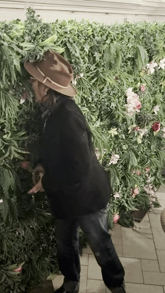 约翰尼·德普在拉斯维加斯派对上咀嚼仿真绿植叶子
