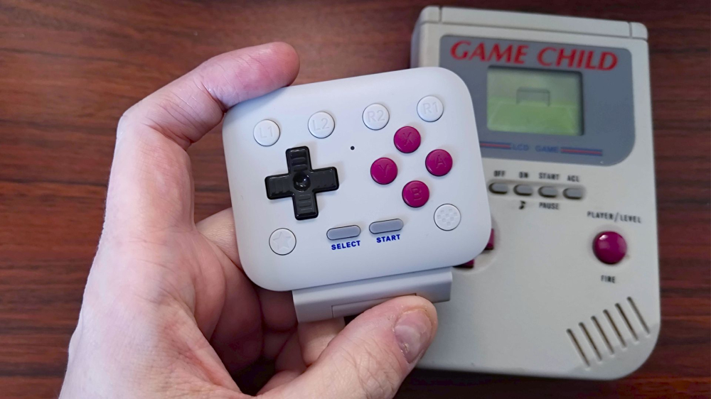 8Bitdo FlipPad 评测：29.99 美元的翻盖式手机 Game Boy 手柄，设计取舍明显