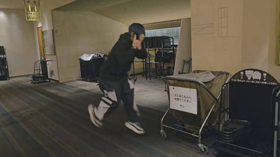 网红把看电影的过程拍成初代《生化危机》 细节神还原