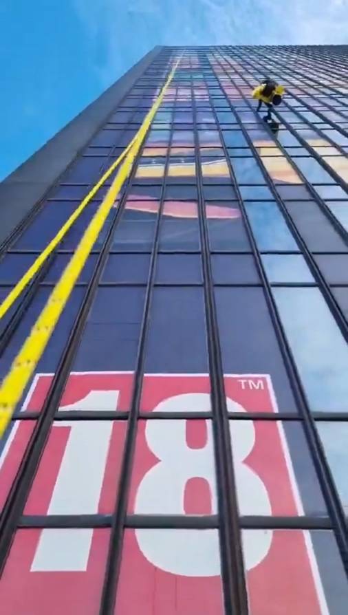 GTA6巨大海报夸张到离谱！工人挂高楼 人还没标识大