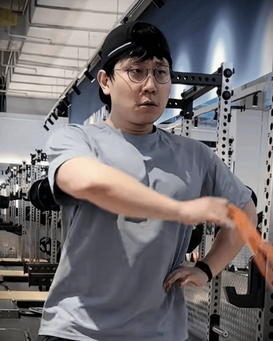 听见你说～博主穿滔搏队服拍“抽陀螺”视频