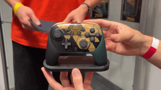 《塞尔达传说》40周年限定Switch 2与Pro手柄实拍上手展示公开