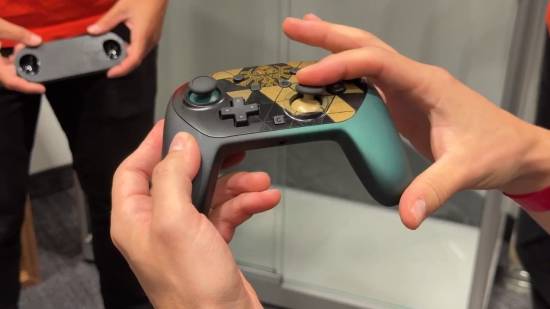 《塞尔达传说》40周年限定Switch 2与Pro手柄实拍上手展示公开
