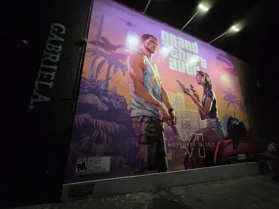 纽约同一面墙13年后换画：《GTA6》杰森与露西娅壁画接替《给他爱5》封面女郎