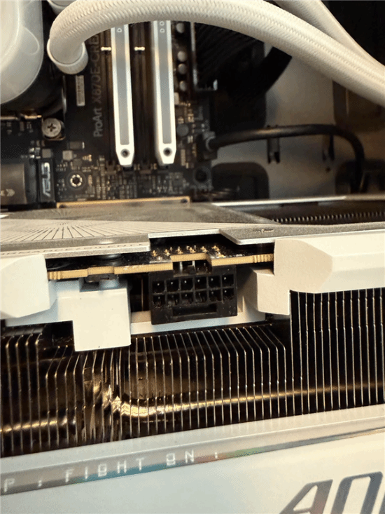 Reddit网友RTX 5090使用一年后12V-2x6接口熔化