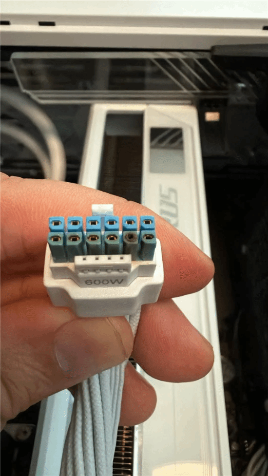 Reddit网友RTX 5090使用一年后12V-2x6接口熔化