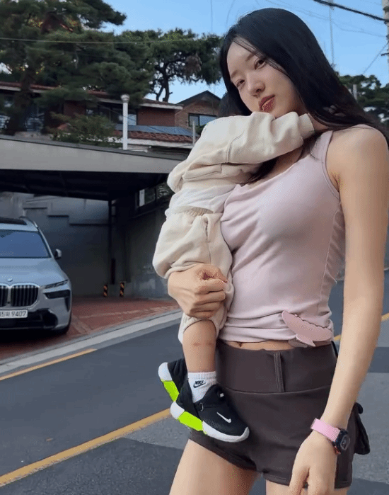 《剑星》伊芙体模申才恩首次在Instagram让儿子出镜