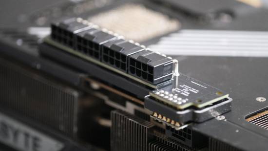 海外用户为RTX 5090设计四8pin供电改装方案 800W负载下PCB温度45°C