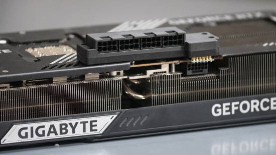 海外用户为RTX 5090设计四8pin供电改装方案 800W负载下PCB温度45°C