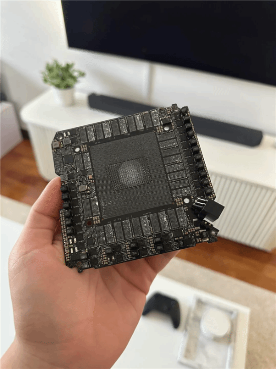 二手RTX 5090公版供电接口熔毁，无购买凭证仍获英伟达换新