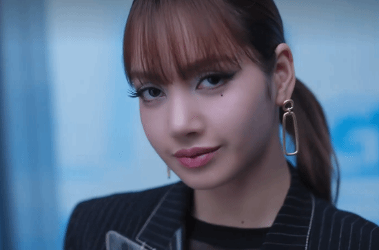 PlayStation与BLACKPINK成员Lisa推出联名款DualSense手柄