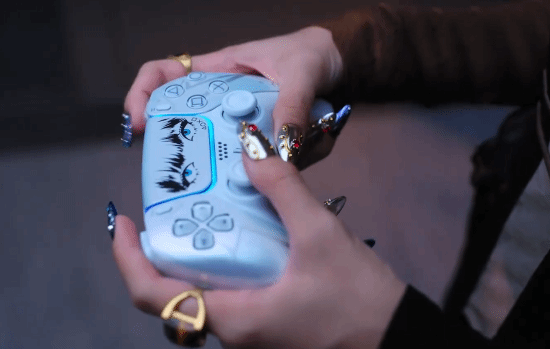 PlayStation与BLACKPINK成员Lisa推出联名款DualSense手柄
