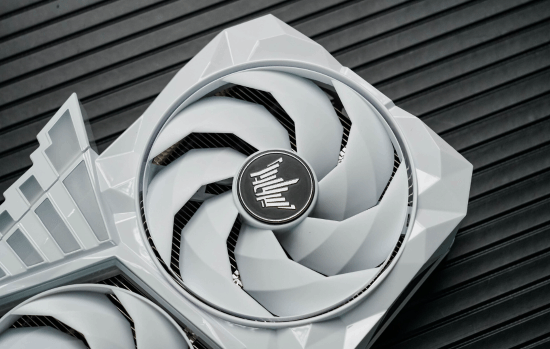 影驰推出RTX 5080 HOF EXTREME显卡 定价19999元 搭载13颗水晶装饰
