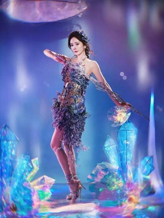 杨幂以荣耀王者代言人身份亮相王者荣耀共创之夜，拉弓开场